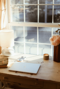Un ordinateur sur un bureau baigné de lumière.