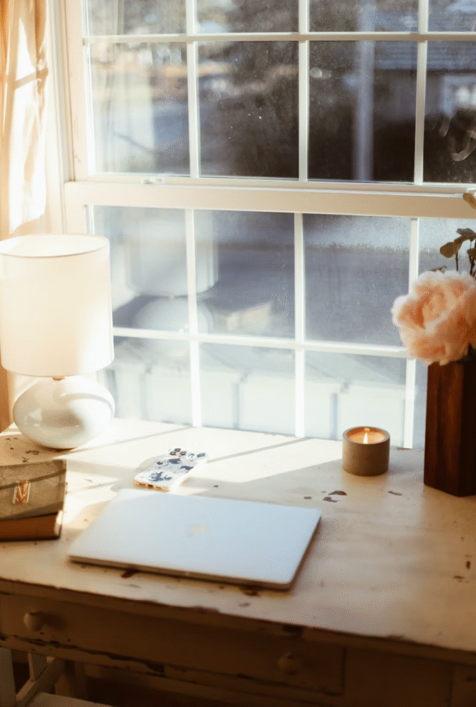 Un ordinateur sur un bureau baigné de lumière.
