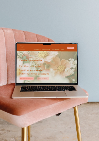 Un ordinateur ouvert sur la page d'accueil du site internet "Pétales et Graines"